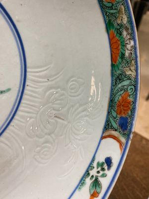 Twee Chinese famille verte schotels met anhua-decor, Kangxi — foto 14