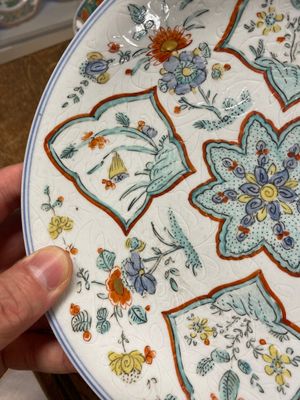 Twee Chinese famille verte schotels met anhua-decor, Kangxi — foto 5