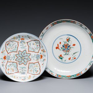Twee Chinese famille verte schotels met anhua-decor, Kangxi — foto 1