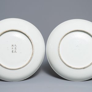 Twee Chinese famille verte schotels met strijdersdecors, één met Kangxi merk, 19e eeuw — foto 2