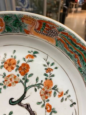 Twee Chinese famille verte schotels met twee eksters bij prunusbloesems, Kangxi — foto 11