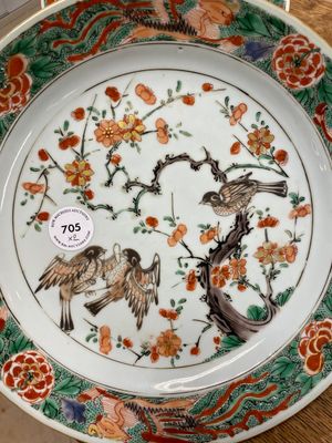 Twee Chinese famille verte schotels met twee eksters bij prunusbloesems, Kangxi — foto 2