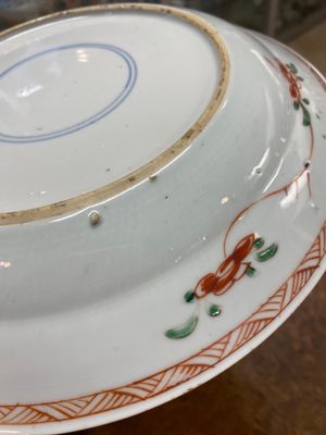 Twee Chinese famille verte schotels met twee eksters bij prunusbloesems, Kangxi — foto 7