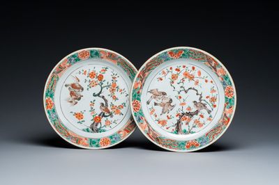 Twee Chinese famille verte schotels met twee eksters bij prunusbloesems, Kangxi