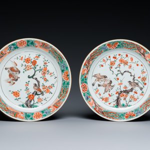 Twee Chinese famille verte schotels met twee eksters bij prunusbloesems, Kangxi — foto 2