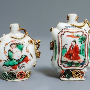 Twee Chinese famille verte snuifflessen, Kangxi — foto 1