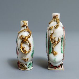 Twee Chinese famille verte snuifflessen, Kangxi — foto 4