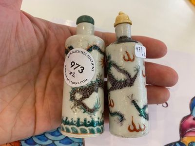 Twee Chinese famille verte snuifflessen met draken, 19e eeuw — foto 1