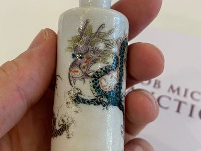 Twee Chinese famille verte snuifflessen met draken, 19e eeuw — foto 5