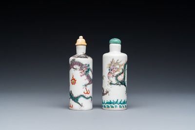 Twee Chinese famille verte snuifflessen met draken, 19e eeuw