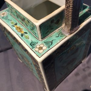 Twee Chinese famille verte theepotten en een octagonaal bord, Kangxi en later — foto 12