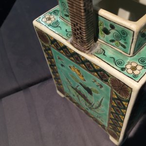 Twee Chinese famille verte theepotten en een octagonaal bord, Kangxi en later — foto 13