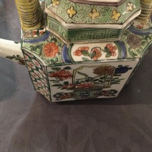 Twee Chinese famille verte theepotten en een octagonaal bord, Kangxi en later — foto 15