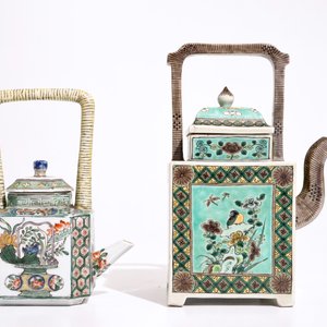 Twee Chinese famille verte theepotten en een octagonaal bord, Kangxi en later — foto 4