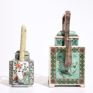Twee Chinese famille verte theepotten en een octagonaal bord, Kangxi en later — foto 7