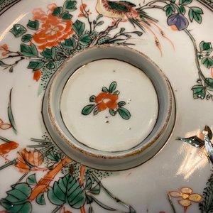 Twee Chinese famille verte trembleuses, een theepot en een bord, Kangxi — foto 15