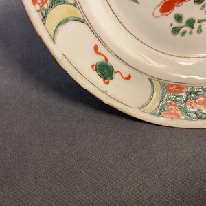 Twee Chinese famille verte trembleuses, een theepot en een bord, Kangxi — foto 24