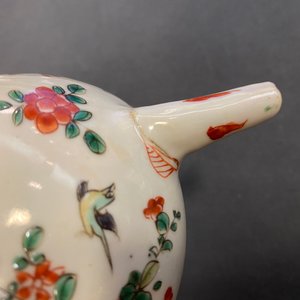 Twee Chinese famille verte trembleuses, een theepot en een bord, Kangxi — foto 26