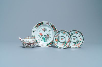 Twee Chinese famille verte trembleuses, een theepot en een bord, Kangxi