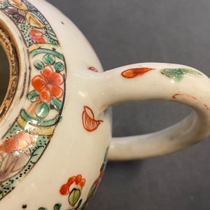 Twee Chinese famille verte trembleuses, een theepot en een bord, Kangxi — foto 28