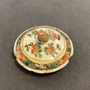 Twee Chinese famille verte trembleuses, een theepot en een bord, Kangxi — foto 33