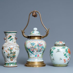 Twee Chinese famille verte vazen en een als lamp omgevormde famille rose vaas, 19e eeuw — foto 3