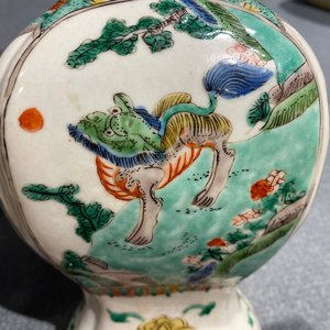 Twee Chinese famille verte vazen met kylins, Kangxi — foto 14