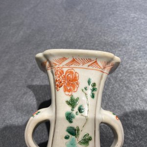 Twee Chinese famille verte vazen met kylins, Kangxi — foto 21