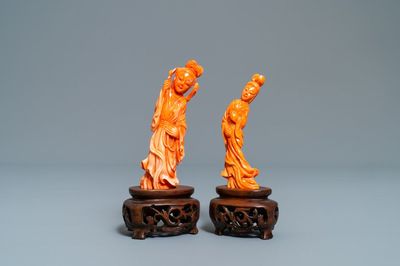 Twee Chinese figuren van dames in rood koraal, 19/20e eeuw