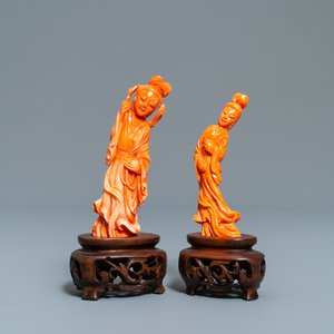 Twee Chinese figuren van dames in rood koraal, 19/20e eeuw — foto 1