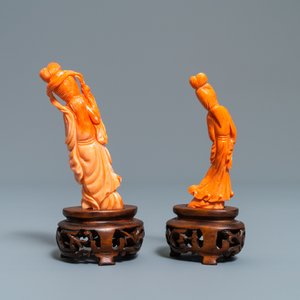 Twee Chinese figuren van dames in rood koraal, 19/20e eeuw — foto 3