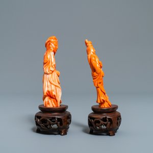 Twee Chinese figuren van dames in rood koraal, 19/20e eeuw — foto 4