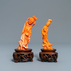 Twee Chinese figuren van dames in rood koraal, 19/20e eeuw — foto 7
