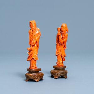 Twee Chinese figuren van onsterfelijken in rood koraal, 19/20e eeuw — foto 1