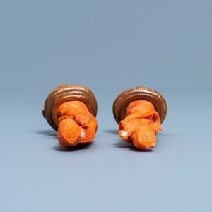 Twee Chinese figuren van onsterfelijken in rood koraal, 19/20e eeuw — foto 7