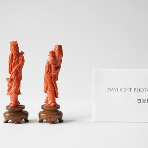 Twee Chinese figuren van onsterfelijken in rood koraal, 19/20e eeuw — foto 9