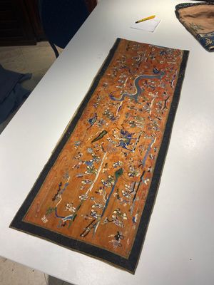 Twee Chinese geborduurde zijden doeken met 'honderd jongens' en 'vogels en bloemen' decor, 19e eeuw — foto 1