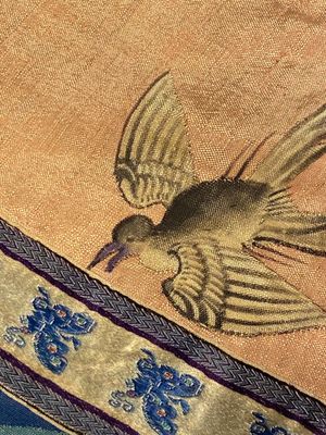 Twee Chinese geborduurde zijden doeken met 'honderd jongens' en 'vogels en bloemen' decor, 19e eeuw — foto 13