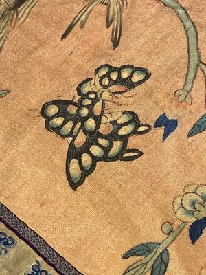 Twee Chinese geborduurde zijden doeken met 'honderd jongens' en 'vogels en bloemen' decor, 19e eeuw — foto 14