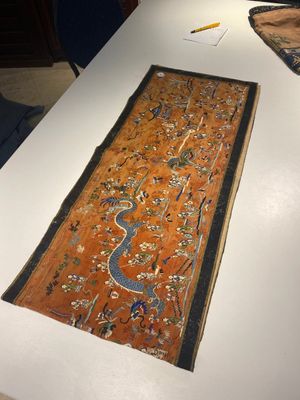 Twee Chinese geborduurde zijden doeken met 'honderd jongens' en 'vogels en bloemen' decor, 19e eeuw — foto 2