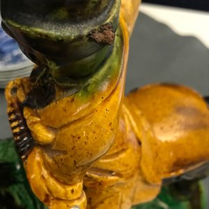 Twee Chinese geel en groen-geglazuurde daktegels in de vorm van ruiters, Ming — foto 13