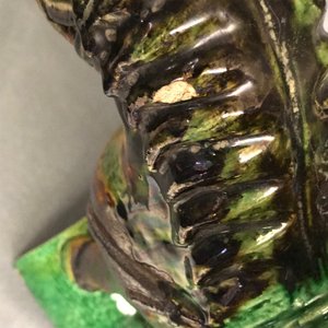 Twee Chinese geel en groen-geglazuurde daktegels in de vorm van ruiters, Ming — foto 14