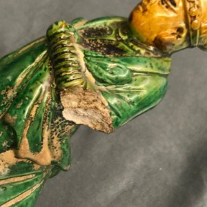Twee Chinese geel en groen-geglazuurde daktegels in de vorm van ruiters, Ming — foto 16