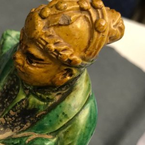 Twee Chinese geel en groen-geglazuurde daktegels in de vorm van ruiters, Ming — foto 17