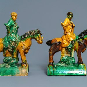 Twee Chinese geel en groen-geglazuurde daktegels in de vorm van ruiters, Ming — foto 2