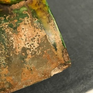 Twee Chinese geel en groen-geglazuurde daktegels in de vorm van ruiters, Ming — foto 24