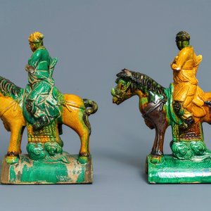Twee Chinese geel en groen-geglazuurde daktegels in de vorm van ruiters, Ming — foto 4