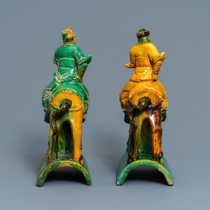 Twee Chinese geel en groen-geglazuurde daktegels in de vorm van ruiters, Ming — foto 5