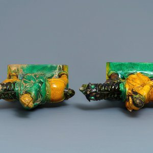 Twee Chinese geel en groen-geglazuurde daktegels in de vorm van ruiters, Ming — foto 6