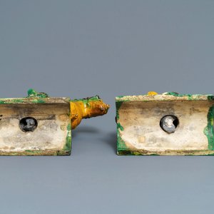 Twee Chinese geel en groen-geglazuurde daktegels in de vorm van ruiters, Ming — foto 7